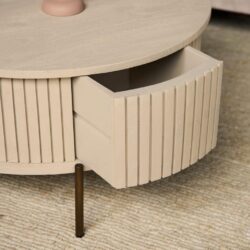 3. Moderne, handgemaakte nachtkastje van licht eikenhout met verticale groeven en een uitklapbare lade, perfect voor een stijlvolle slaapkamer.