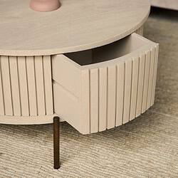 Strak en modern bijzettafel met een combinatie van een ronde houten blad en een lade met verticale latten, perfect voor stijlvolle woonaccessoires en opbergruimte.