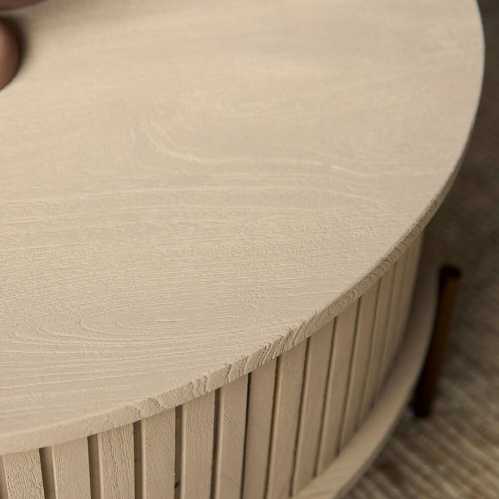 Recentere houten meubel met afgeronde rand en verticale latten, perfect voor modern interieur. Vakmanschap en natuurlijke uitstraling combineren in deze handgemaakte Mokana Meubelen.