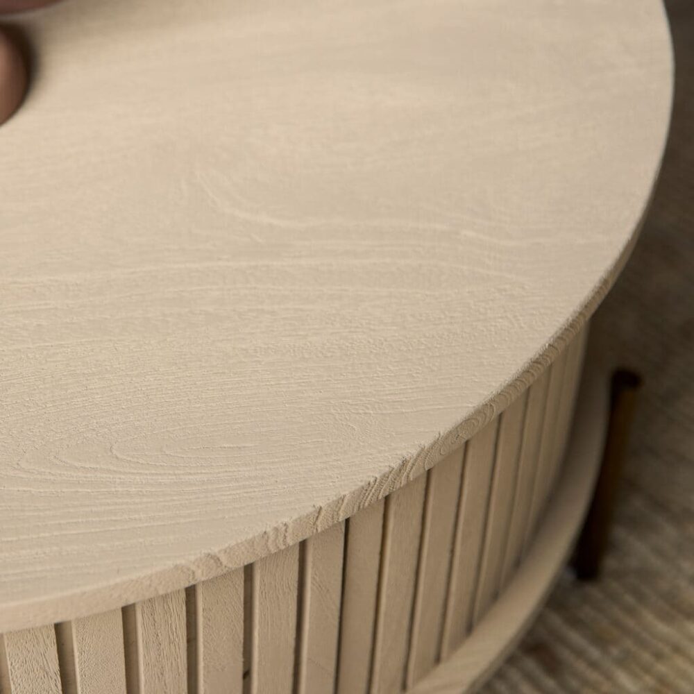 Eikenhouten meubel met verticale latten en afgeronde randen, getoond in een natuurlijke finish. Perfect voor een stijlvolle en duurzame inrichting.