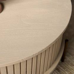 Recentere houten meubel met afgeronde rand en verticale latten, perfect voor modern interieur. Vakmanschap en natuurlijke uitstraling combineren in deze handgemaakte Mokana Meubelen.