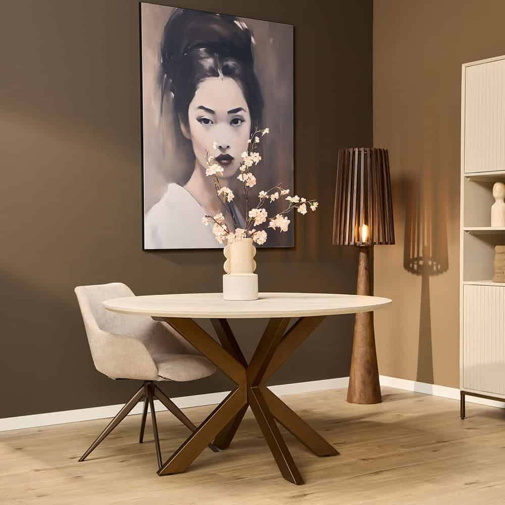 Elegant eettafel met modern X-vormige houten poten en een lichte houten blad, perfect voor stijlvolle eetkamers en interieurdesign.