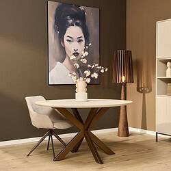Elegant eettafel met moderne houten poten en een beige stoffen stoel, stijlvolle woonruimte decoratie met kunstwerk en sfeerverlichting voor een warme ambiance.