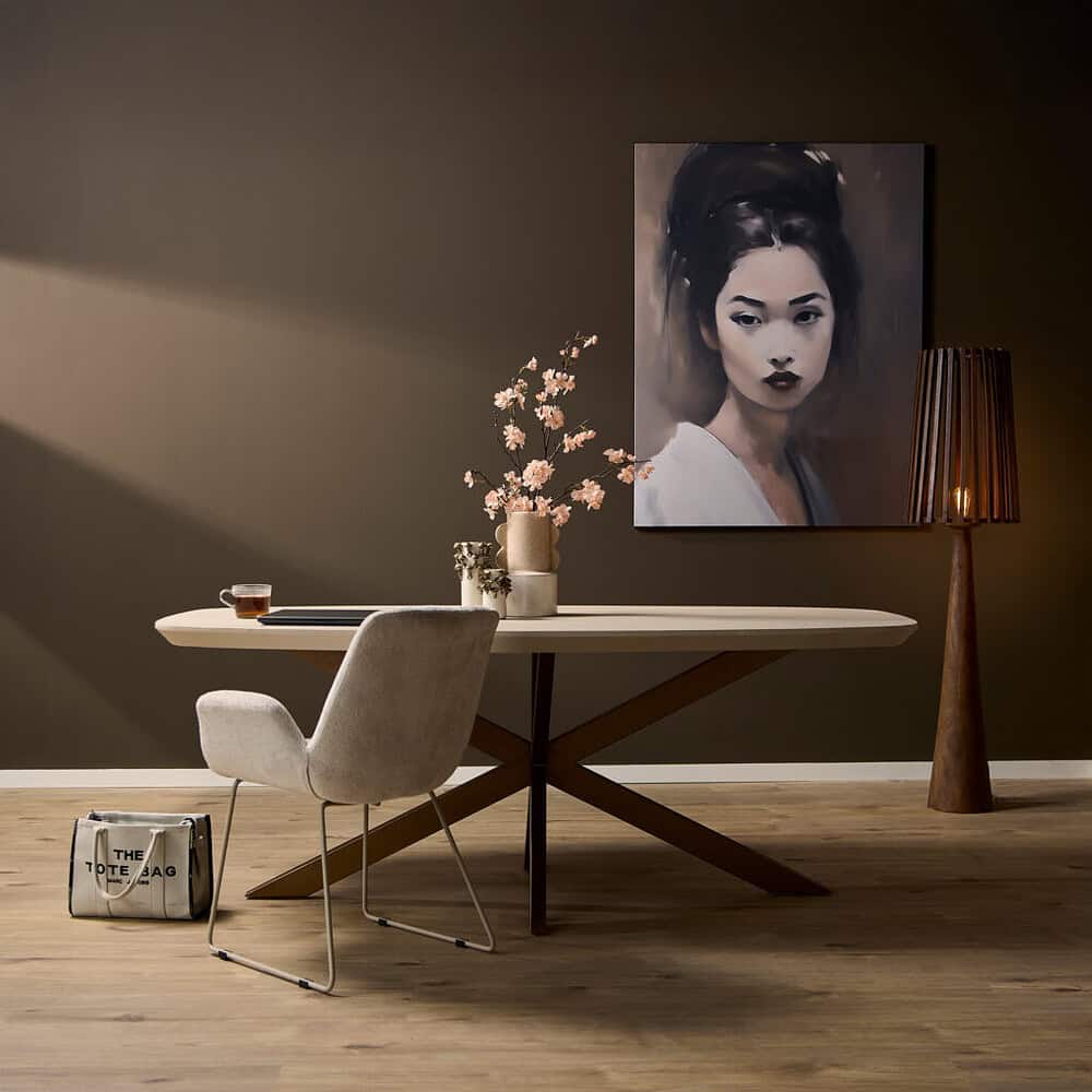 Moderne eettafel met zwarte metalen onderstel en wit houten blad, stijlvolle woonkamer inrichting met bloemenvazen en kunstwerk, Scandinavisch design, elegante huiskamer setting.