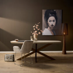 Elegant eettafel met moderne design, gestyled met stijlvolle accessoires en een opvallende muurkunst, perfect voor een stijlvolle woonkamer of kantoor, focus op Mokana meubelen.