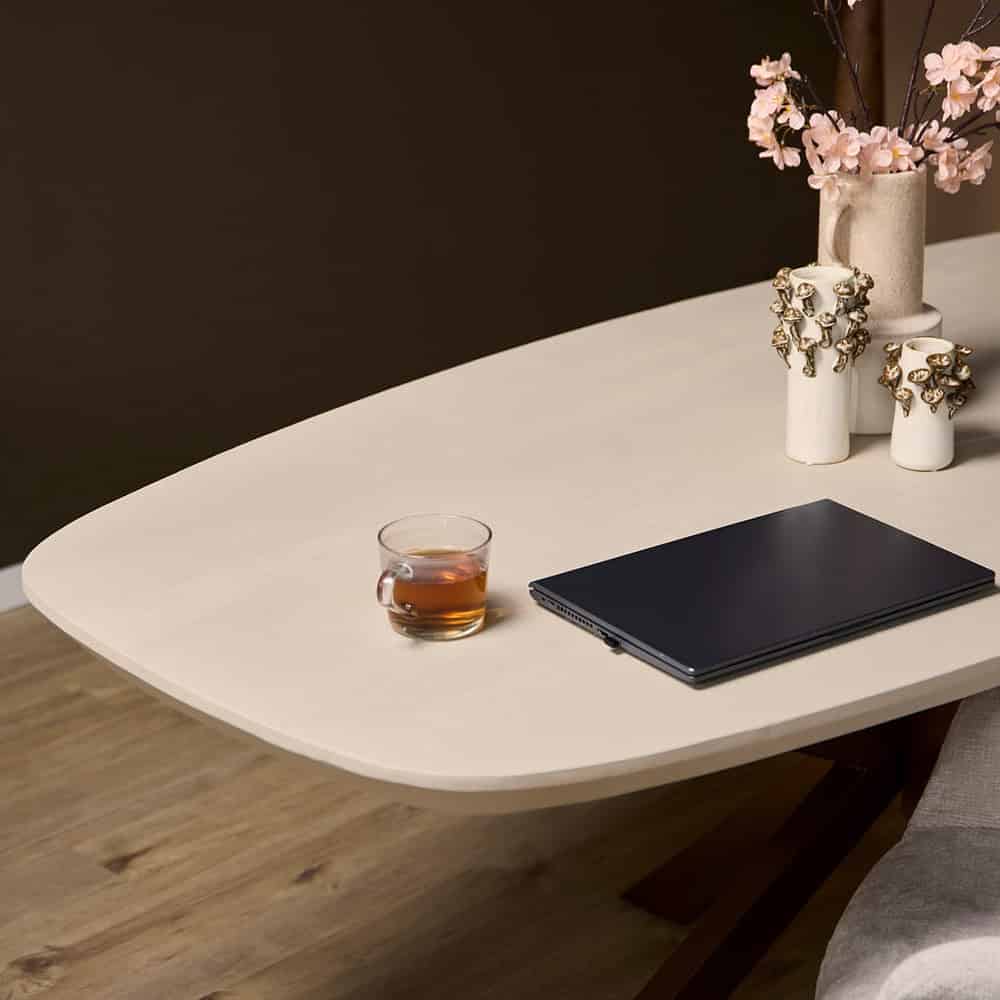Modern eiken eettafel met afgeronde hoeken en rustiek uitstraling, perfect voor een stijlvolle en uitnodigende eetkamer.