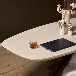 Modern eiken eettafel met afgeronde hoeken en rustiek uitstraling, perfect voor een stijlvolle en uitnodigende eetkamer.