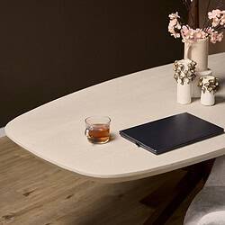 Luxe houten eettafel met afgeronde hoeken in een moderne woonruimte, voorzien van een kopje thee, een laptop en decoratieve vazen met bloemen, perfect voor een stijlvolle en praktische inrichting.