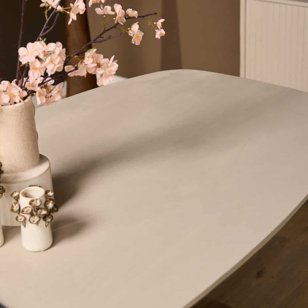 Strak wit houten eettafel met bloemen en decoratie, stijlvolle en functionele meubelkeuze, perfect voor een modern(e) interieur.
