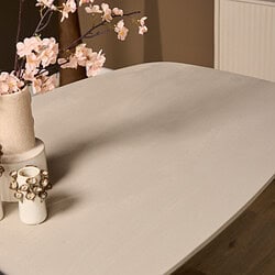Strak wit houten eettafel met bloemen en decoratie, stijlvolle en functionele meubelkeuze, perfect voor een modern(e) interieur.