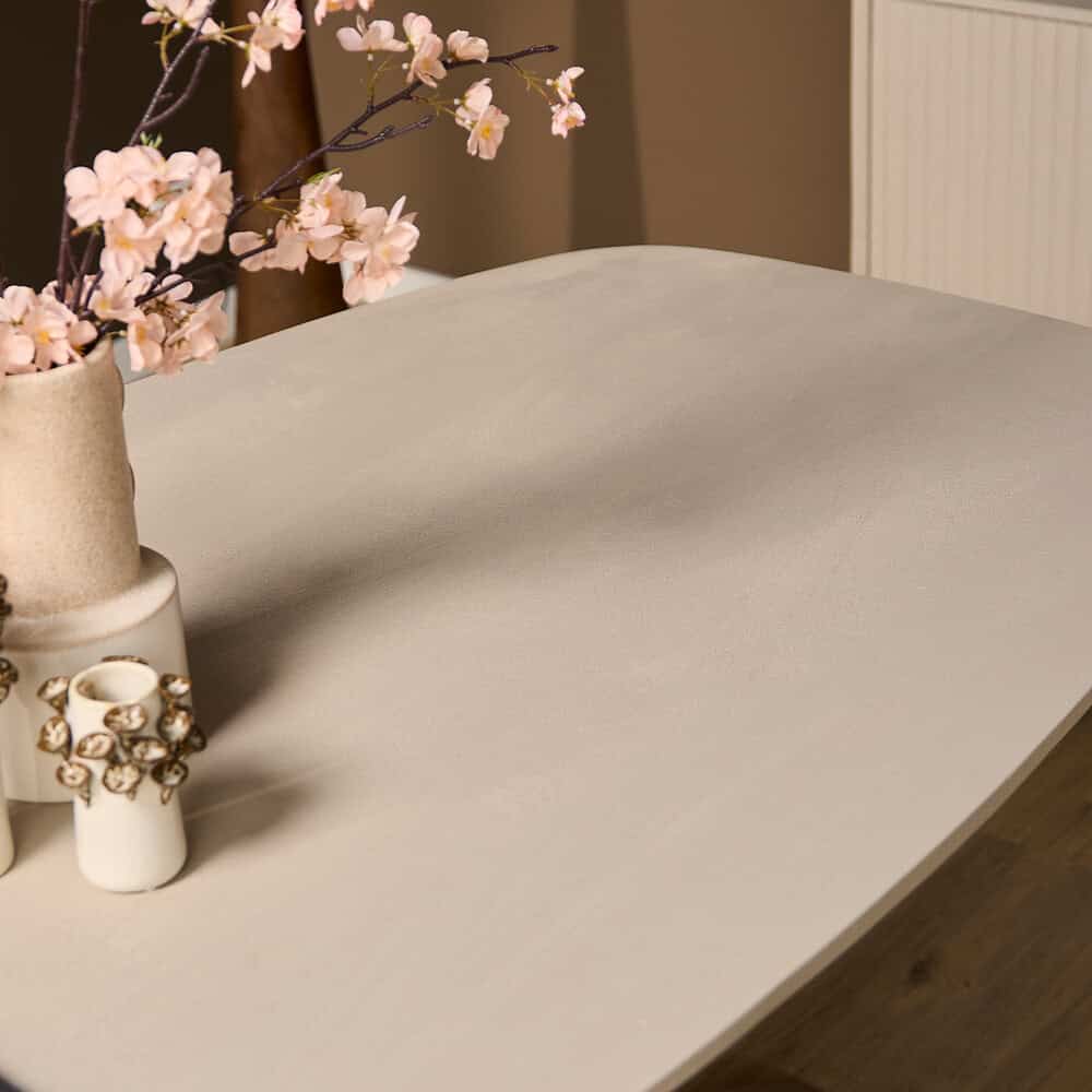 Elegant beige eettafel met een gladde afwerking, perfect voor een moderne woonkamer of eetruimte. Gemaakt door Mokana Meubelen, combineren stijl en kwaliteit voor een tijdloze uitstraling.