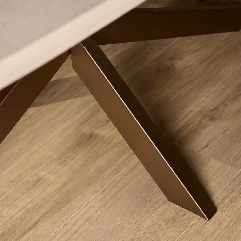 Strakke metalen poot van meubel in bruinmetal finish, close-up van modern design, rustieke houten vloer en luxe afwerking, perfecte match voor eigentijdse interieurstijl, kwaliteitsmeubels van Mokana Meubelen.