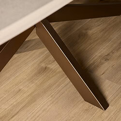 Strakke metalen poot van meubel in bruinmetal finish, close-up van modern design, rustieke houten vloer en luxe afwerking, perfecte match voor eigentijdse interieurstijl, kwaliteitsmeubels van Mokana Meubelen.