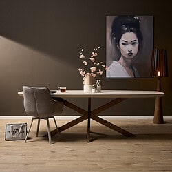 Elegante houten eettafel met moderne uitstraling, gecombineerd met een comfortabel gestoffeerd stoeltje en stijlvolle decoratie, perfect voor een eigentijdse woonkamer of eetkamer.