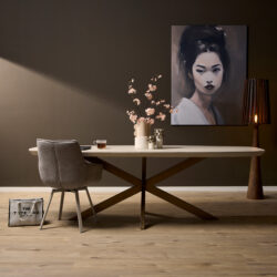 Elegante eettafel van Mokana meubelen met een strak, modern design, perfect voor stijlvolle woonruimtes.