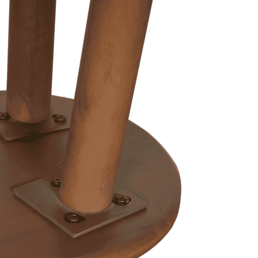 Houten meubel met giving en metalen bevestigingen, industrieel design, in close-up.