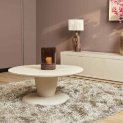Strak modern woonkamer met beige salontafel en decoratieve accessoires, warme beige en roze tinten, stijlvolle inrichtingsstijl, luxe woondecoratie en elegant meubilair van Mokana Meubelen.