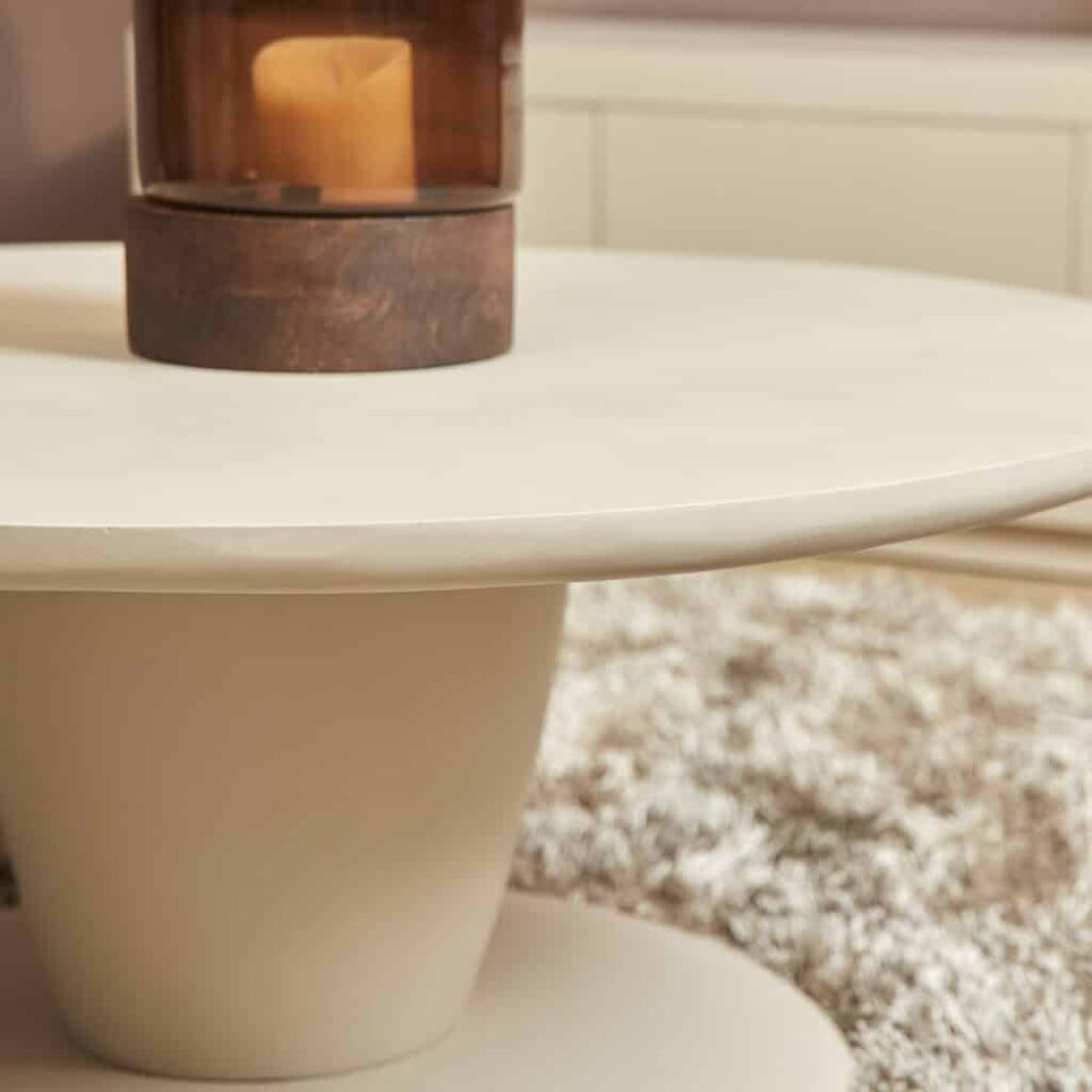 Stijlvolle moderne salontafel met wit matte afwerking en ronde tafelblad, perfect voor woonkamerinterieur en decoratie.