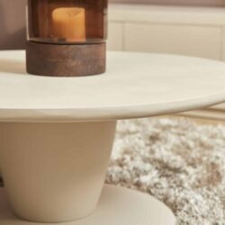 Stijlvolle moderne salontafel met wit matte afwerking en ronde tafelblad, perfect voor woonkamerinterieur en decoratie.