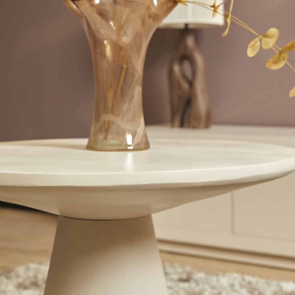 Elegant witte bijzettafel met een stevige, ronde onderzijde en een glad oppervlak, ideaal voor woondecoratie en accessoires.