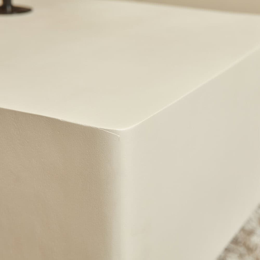 Strakke witte meubelrand met subtiele textuur, modern en minimalistisch design, perfect voor stijlvolle interieurdecoratie.