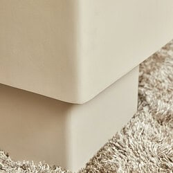 Zachte, ivoorkleurige meubelstukken met strakke hoeken, perfect voor een moderne woonkamer, in close-up op een zachte tapijtvloer, benadrukking van de kwaliteit en afwerking van Mokana Meubelen.