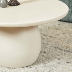 Grote witte bijzettafel met een ronde top en een gestroomlijnde, moderne vorm, voorzien van een minimalistisch design en gemaakt van hoogwaardig materiaal.