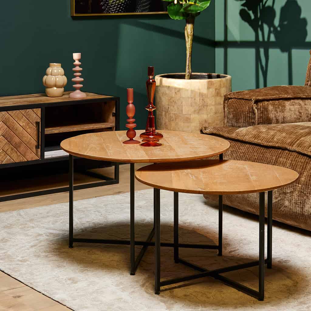 Steleng teak bijzettafels met zwart metalen onderstel voor een moderno interieur, perfect voor een gezellige woonkamer, stylisch en functioneel.
