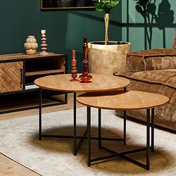 Steleng teak bijzettafels met zwart metalen onderstel voor een moderno interieur, perfect voor een gezellige woonkamer, stylisch en functioneel.