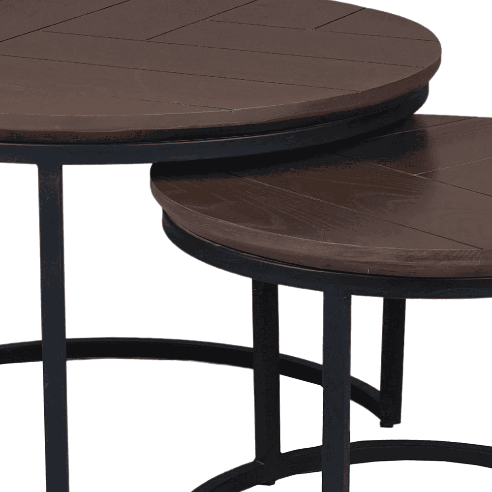 Elegante moderne bijzettafels met donker metalen frame en warme houten bladen, perfect voor stijlvolle woonkamer decoratie en functioneel gebruik.