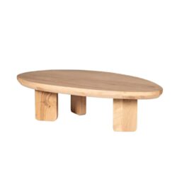 Houten salontafel met een natuurlijke afwerking, robuust design en unieke vorm, perfect voor een modern interieur en moderne woonstijl.