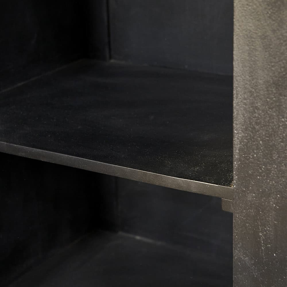 Minimalistische zwarte wandkast met schuifdeuren, modern meubelstuk van Mokana Meubelen voor een strakke interieurstijl.