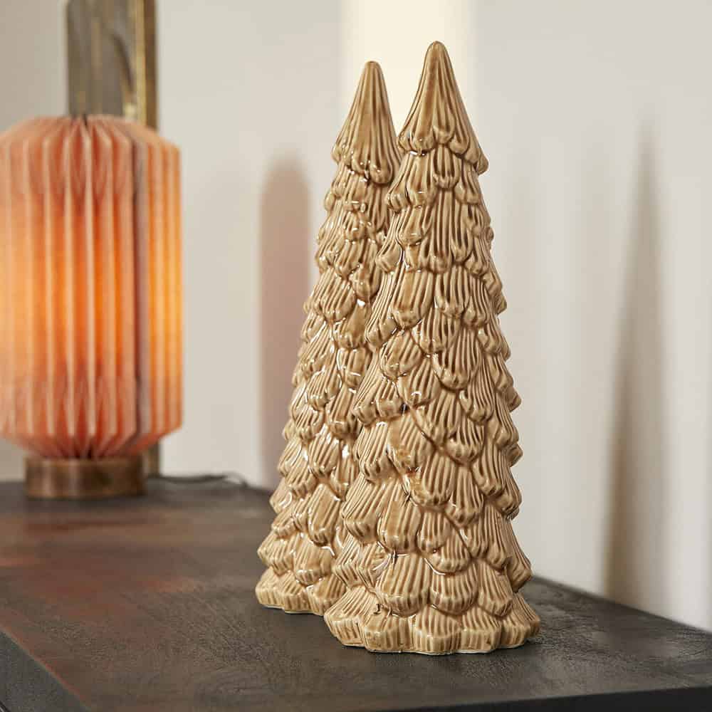 Decoratieve keramische kerstbomen silk beige, Scandinavisch interieur, Mokana Meubelen, kerstdecoratie, moderne feestdecoratie, warme winterstijl, gezellige huiskamer, unieke woonaccessoires, duurzame design elementen, kerstboom sfeerbeeld.