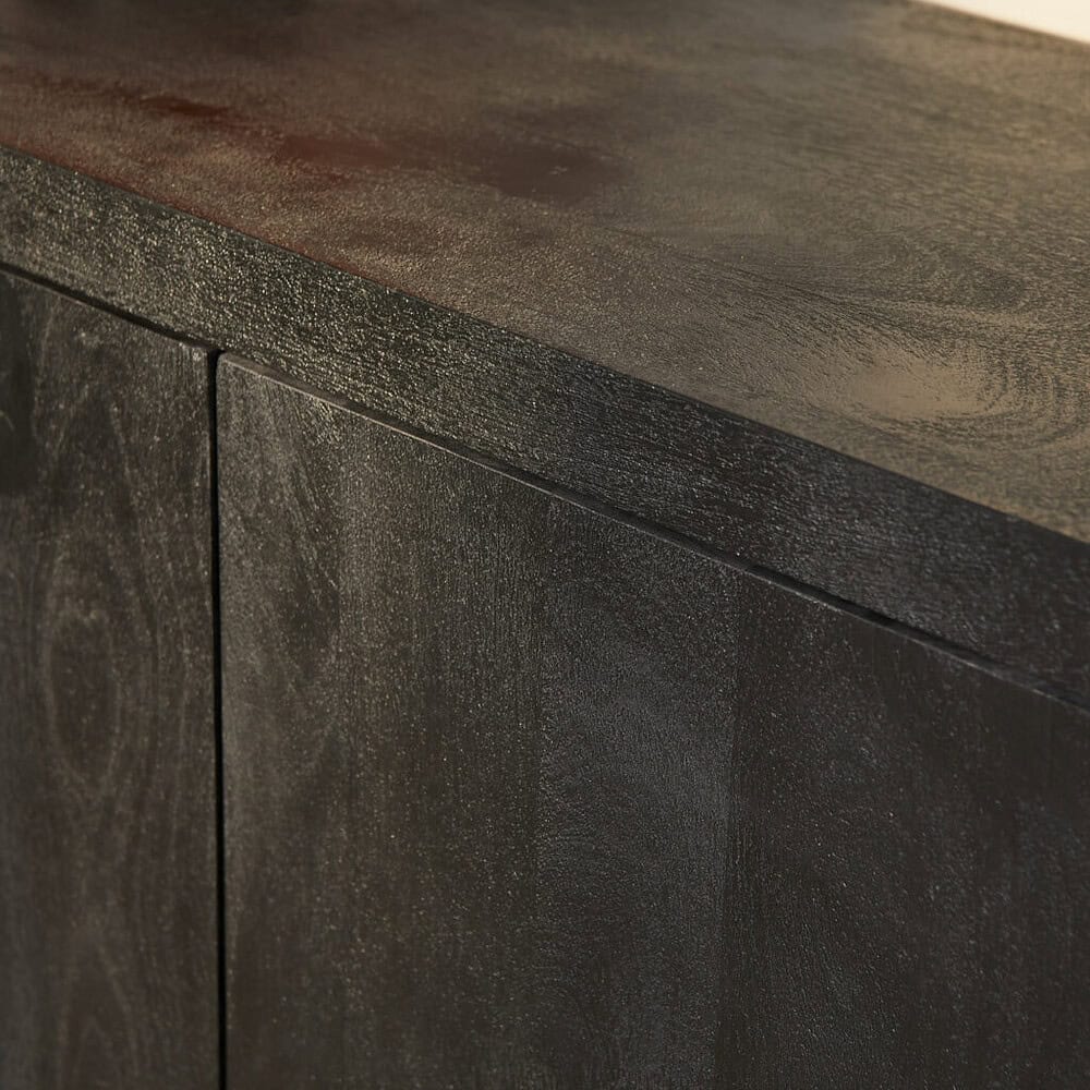 Modern houten kast met zwarte afwerking en natuurlijke houtstructuur, perfect voor industriële en landelijke interieurstijlen.