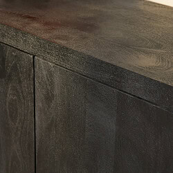 Modern houten kast met zwarte afwerking en natuurlijke houtstructuur, perfect voor industriële en landelijke interieurstijlen.
