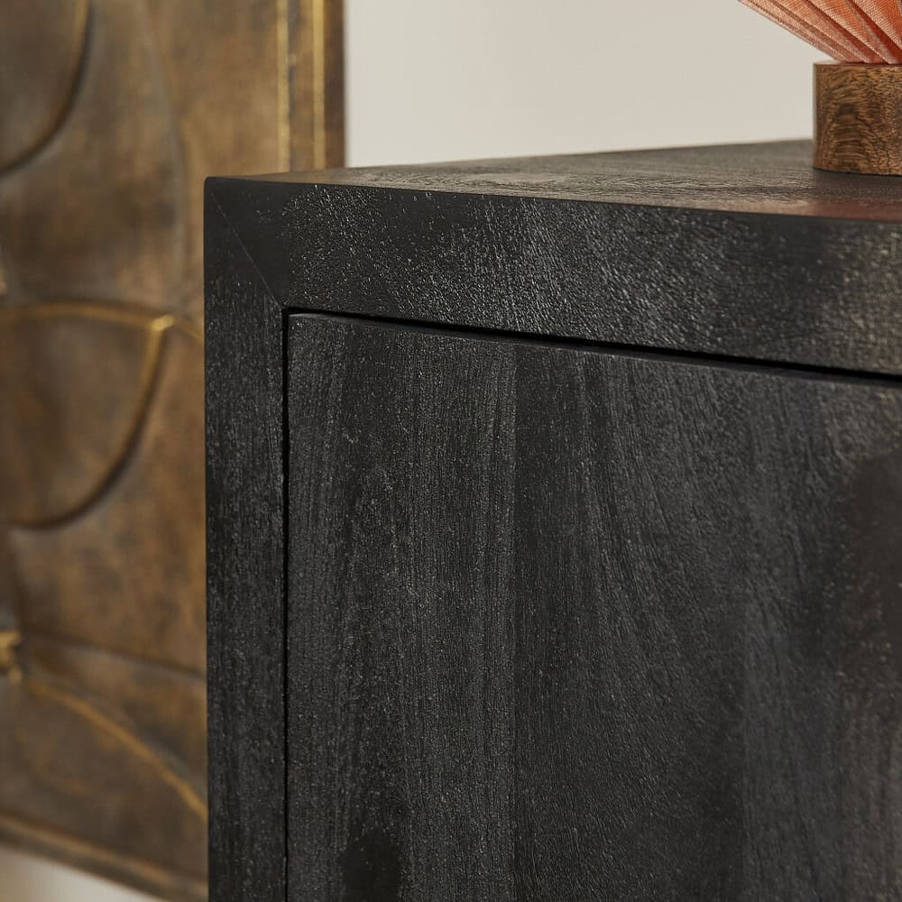 Robuuste zwart afgewerkte houten meubel met gekleurde accenten, perfect voor een moderne interieurstijl.