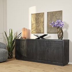 Elegant zwarte dressoir met minimalistische uitstraling en opbergmogelijkheden, gecombineerd met decoratieve accessoires, planten en kunst voor een stijlvolle woonkamer inrichting.