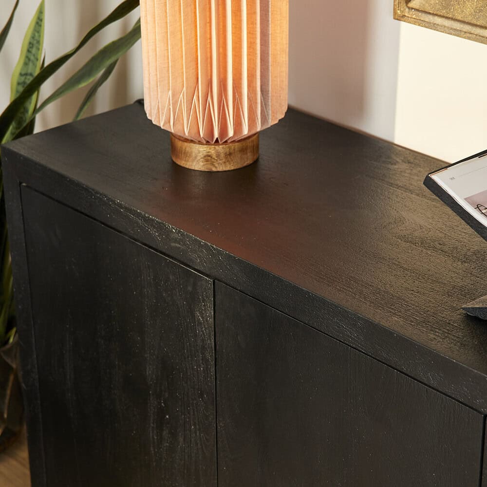 Modern zwart houten meubel met robuuste afwerking en stijlvolle design voor een warme en eigentijdse uitstraling. Perfect voor woonkamer, slaapkamer of eetkamer.