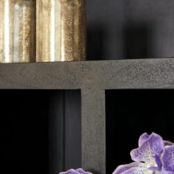 Elegante metalen salontafel met een minimalistisch design en een stoere, robuste afwerking, perfect voor modern interieur.