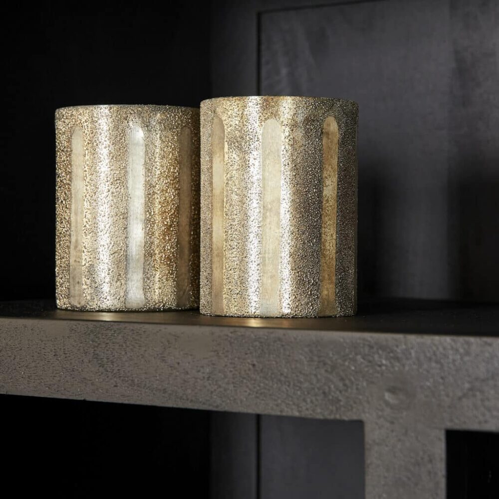 Gouden decoratieve kaarsen set op betonnen tafel, luxe sfeerverlichting, stijlvolle interieuraccessoire voor modern en elegant wonen.
