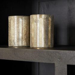 Gouden decoratieve kaarsen set op betonnen tafel, luxe sfeerverlichting, stijlvolle interieuraccessoire voor modern en elegant wonen.