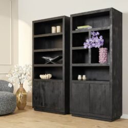 Elegant zwarte houten open boekenkasten met gesloten onderkasten, perfect voor stijlvolle woondecore en opbergen van boeken en decoraties.