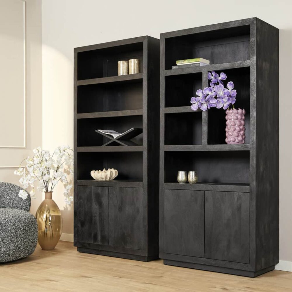 Klassieke zwarte houten boekenkasten met open vakken en gesloten onderkasten, perfect voor stijlvolle opbergeringen en decoraties in woonkamer of kantoor.