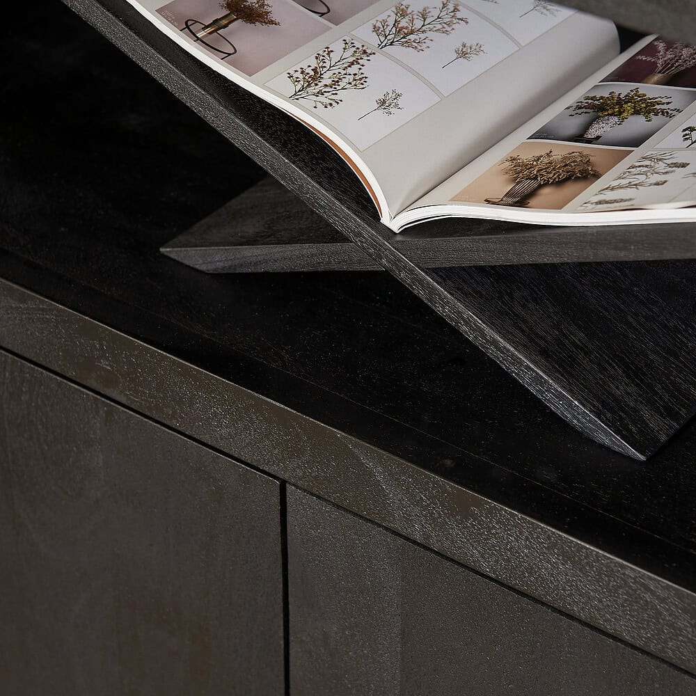 Kunststof meubel met een grijze, gestructureerde afwerking en een opengeklapt fotoalbum met bloemen en decoratief papier. Perfect voor modern interieur en stijlvolle woondecoratie.