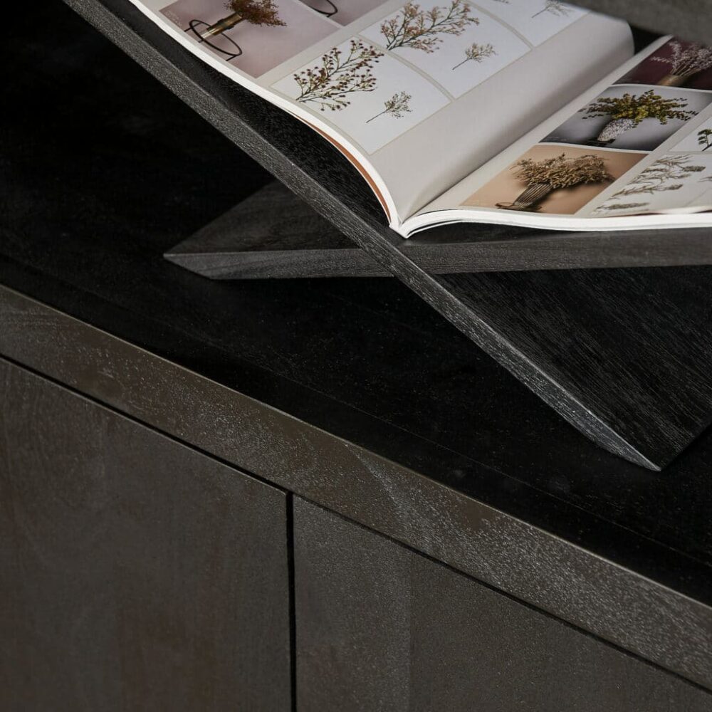 Elegante zwarte houten meubel met een open boek met foto's van gedroogde bloemen, perfect voor een moderne en stijlvolle woonkamer of kantoor.