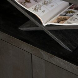 Elegante zwarte houten meubel met een open boek met foto's van gedroogde bloemen, perfect voor een moderne en stijlvolle woonkamer of kantoor.