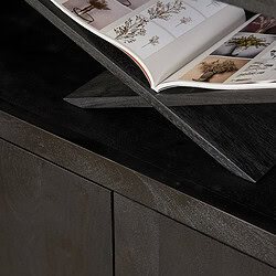 Kunststof meubel met een grijze, gestructureerde afwerking en een opengeklapt fotoalbum met bloemen en decoratief papier. Perfect voor modern interieur en stijlvolle woondecoratie.