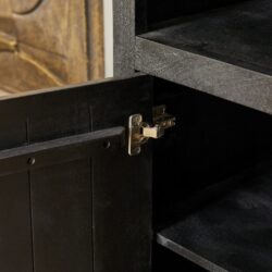 Duurzaam massief hout zwart afwerking landelijke kast met metalen scharnier en ladegeleider op maat voor exclusive meubelstukken.