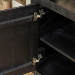 Zwarte houten kast met metalen scharnieren, meubelopslag en hoge kwaliteit afwerking.