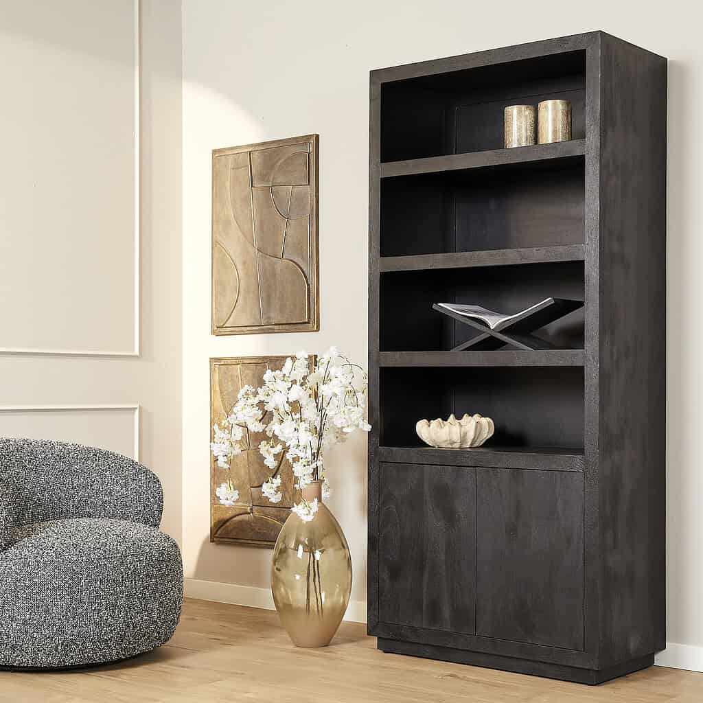 Elegant zwart houten boekenkast met open planken en dicht lade, perfect voor modern interieur en opbergoplossingen.